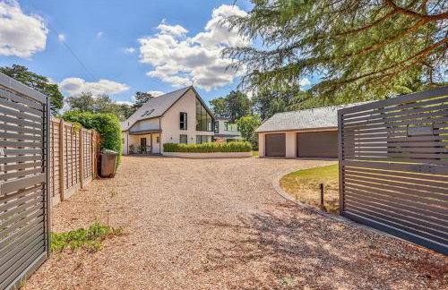 Avon House - modern family home - Photo 33