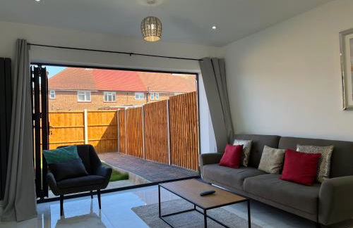 Brand New, Immaculate 3 Bed 3 Shower room House - Foto 22