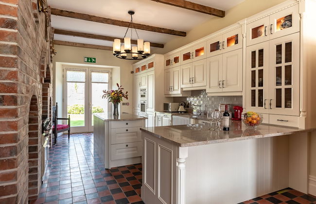 8 Bedroomed House Steeped in History - Photo 6