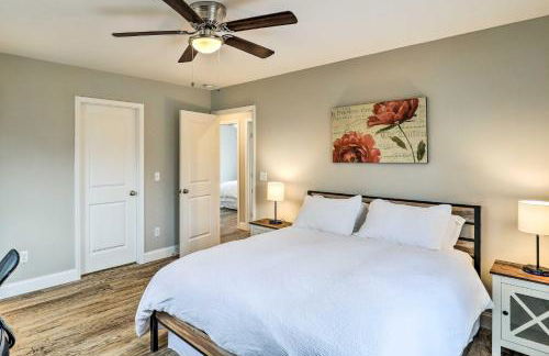 Modern Candler Home with Deck and Yard! - Foto 15