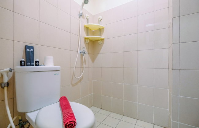 Homey And Cozy Living Studio Room At Tifolia Apartment - Foto 10