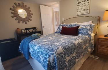 Cheerful Cozy Cottage 2 bedroom 1bath - Photo 14