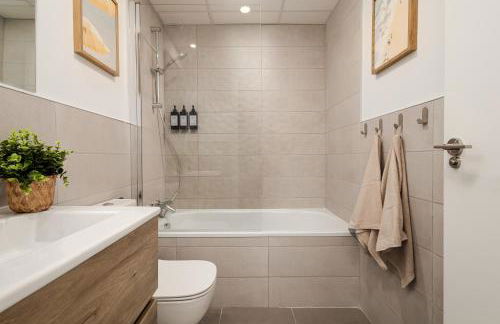 New cozy 2-bedroom apartment in Estepona center - Photo 15