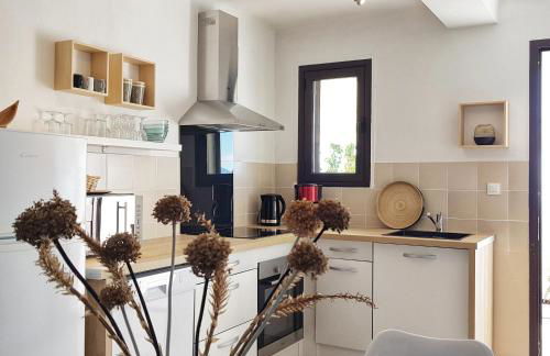 Appartement T2bis Sartène 60m2 avec jolie terrasse de 25m2 et vue panoramique mer et montagne sur le Golfe du Valinco - Quartier calme à 10mn à pied du centre ville - Idéal pour 4 personnes et possibilité de 6 couchages - Place de parking réservée - Foto 12