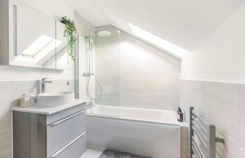 Large 6-Bed house, Free Parking & Motorway Access - Foto 14