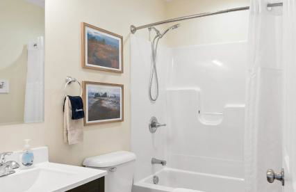 Expansive Lakefront Home with Private Dock - Foto 24