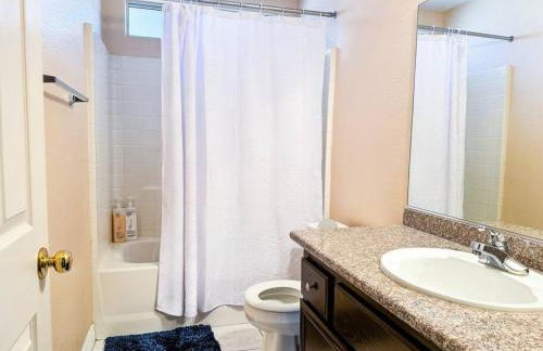 Spacious 4BR Fam Retreat King Bed WIFI And Parking - Foto 7