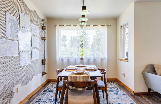 Seaside Getaway by Avantstay Deck w/ Views - Photo 18