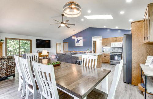 Private Lakefront Cabin with Hot Tub, Deck and Views - Foto 6