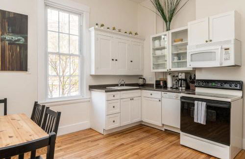 Local Landmark - Gorgeous Historic Home - Foto 27