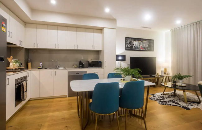 Brilliant 3 Month Corporate Rental With Balcony - Photo 8