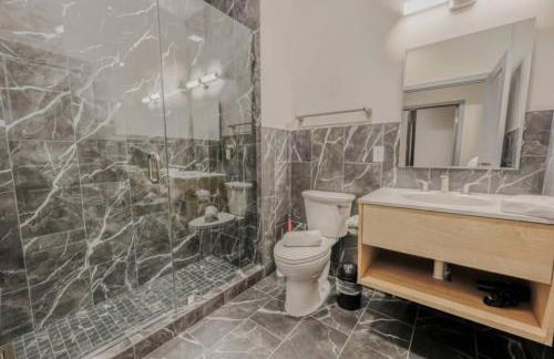 Chic Modern 2 bed Apartment with Exposed Brick - Foto 6