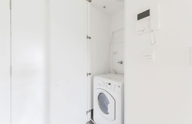 1 Bedroom Modern Apartment in Chatswood - Photo 8