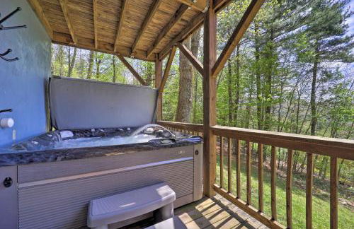Woodsy Mountain-View Getaway with Hot Tub! - Foto 26