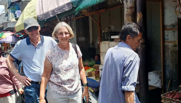 Enjoy the outdoor market in Jakarta