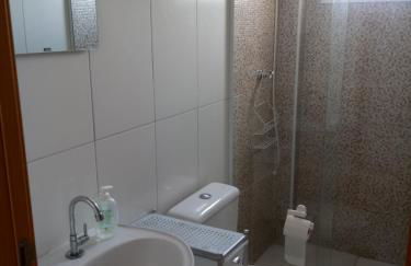 Prédio com piscina na cobertura frente ao mar,apartamento para até 6 pessoas e 3 crianças até 8 anos, churrasqueira na sacada, Wi-Fi grátis, rede de proteção, NÃO oferecemos roupas de cama e banho, 1 vaga de garagem, na Praia Grande-Vila Mirim - Foto 14