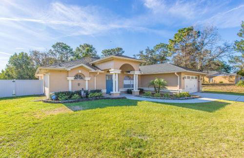 Relax Poolside Spring Hill Family Home with Yard! - Foto 37