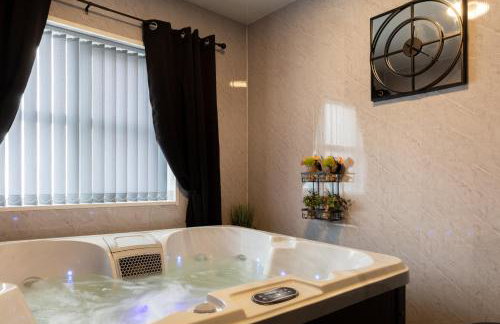 Getaway Accommodation with Pool Table and Jacuzzi! - Foto 1