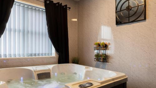 Getaway Accommodation with Pool Table and Jacuzzi! - Foto 1