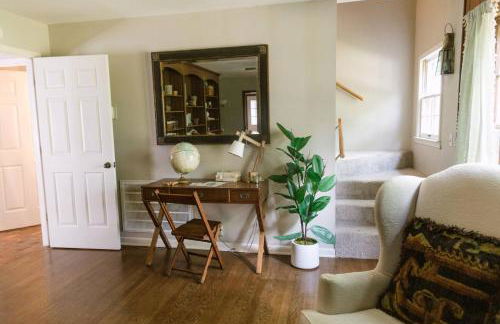 ~ The Cozy Farmhouse ~ | Sleeps 10+ | Farm Views - Foto 27