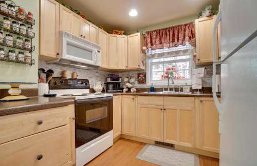 Enchanted Forest Cottage with Hot Tub! - Foto 5