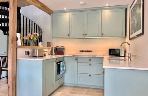 Idyllic secluded hideaway with countryside views on the edge of the Cotswolds - Photo 6