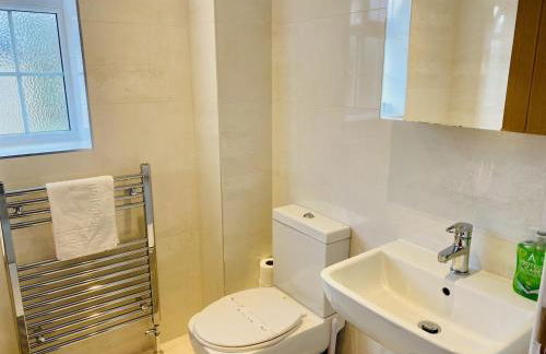 Just £45pppn! Prime Comfort for Contractors with Spacious Parking, Plush Beds, Top-notch Amenities, Flexible Stays & Lightning-Fast Internet - Photo 7