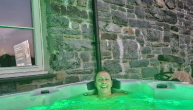 3 Bedroom Barn Conversion with HOT TUB-Garden View - Ty Cerrig Barn - Foto 3