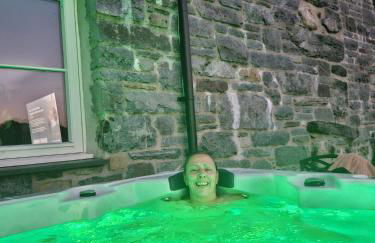 3 Bedroom Barn Conversion with HOT TUB-Garden View - Ty Cerrig Barn - Photo 3