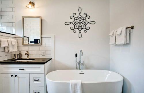 Distinctive Hamptons Home with Pool Near Bay, Ocean - Foto 16