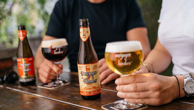 Tomando cervezas de Bourgogne des Flandres