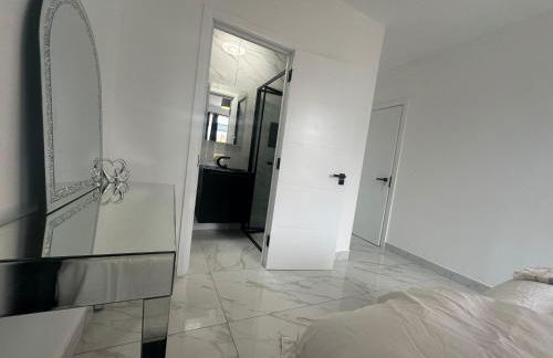 Luxurious & Elegant 6-Bed House - Foto 21