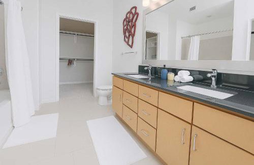 Poolside Comfort 2BR Galleria Stay AND Garage - Foto 22