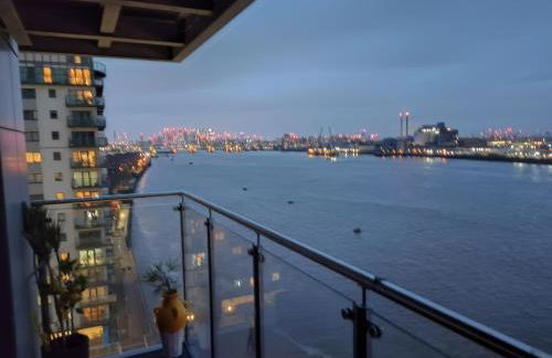 Snuggle Inn - Riverside Apartments - Views Over looking London River Thames, Close to O2 Arena, London Excel, London City Airport, Thames Clipper- River Boat Service, Woolwich Ferry, Onsite parking, TWIN ROOM OPTION available - Foto 29