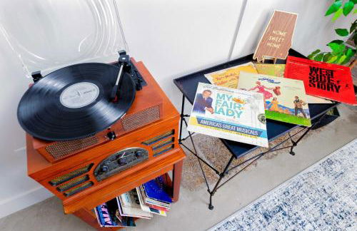 Theatre Retreat 2 Bedroom Loft - 1 Blk from Theatres - Foto 24