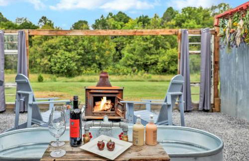 Meadow View Romantic Nature Stay w Barn, Outdoor Tub and Sauna - Foto 1