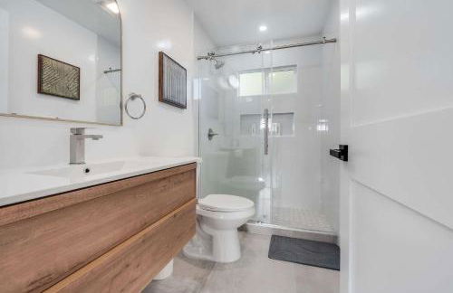 Brand New Apt w Parking Blocks from Downtown- E - Photo 5