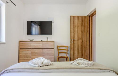 Villa Gariful, Sleeps 8 with Pool & Pet Friendly - Photo 37