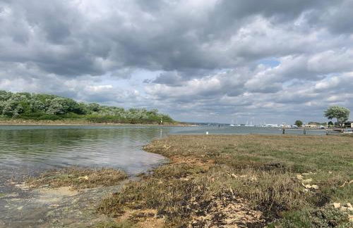 Seaside Studio Retreat w Hot Tub April - October - Photo 9