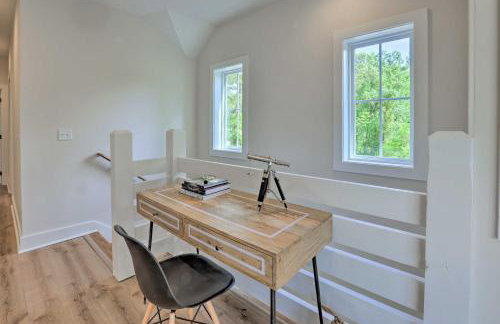 Luxe Lakefront Getaway with Porch and Water View! - Foto 17