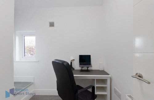 Large Comfy 4 Bedroom House, Ideal for Workers, FREE Parking - Foto 18