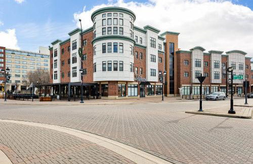 Iowa River Landing steps to Xtream Arena & Coralville Convention Center - Foto 33