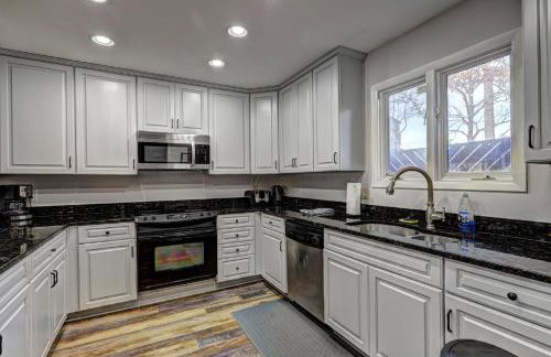 Lakefront Stillwaters Villa with Deck and Private Dock - Foto 15