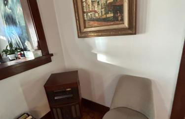 Charming 1920s Retreat Modern Kitchen 5 minutes to Dining and Med District - Foto 10