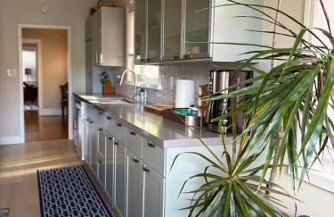 Cozy Sunfilled House with Deck Patio Garden - Foto 7