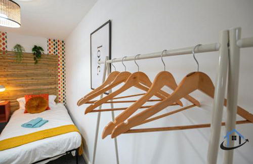 Garfield House, 3 bed house, sleeps 7, Nr Rushden Lakes, allocated parking, corporates welcome - Foto 12