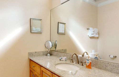 Luxury cottage with pools & multiple decks, 1/2 block to beach - Foto 28