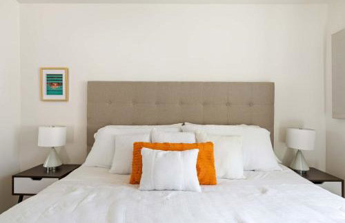 Experience Modern Luxury at Desert Hideaway - Foto 13