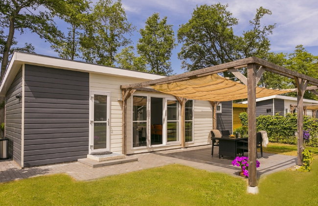 Sunlit Chalet by the Pond - Foto 12