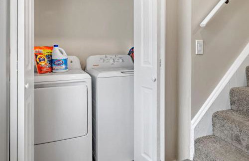 Chic Home with Large Private Yard! Hot Tub, Close To Downtown - Foto 27